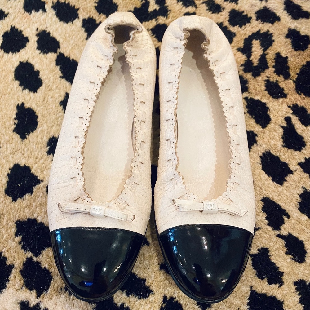 Chanel White Python And Black Toe Ballet Flats 36… - image 1